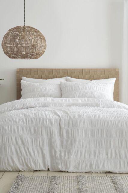 Catherine Lansfield Seersucker Duvet Cover & Pillowcase Set in White - Size: Single - image 1