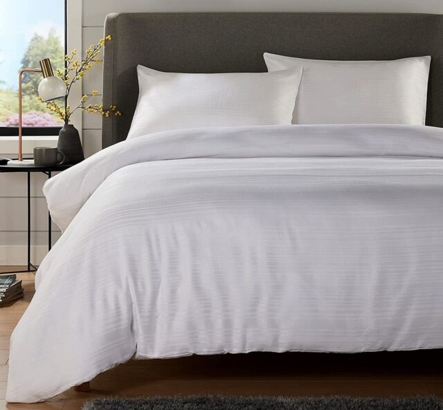 New Edge Blinds Stripe Jacquard Duvet Set in Grey - Super King in White