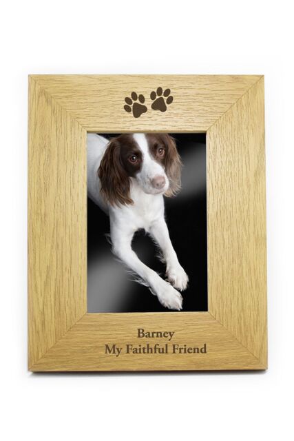 Personalised Memento Company Personalised Oak Finish 6x4 Paw Prints Photo Frame in Light Brown - image 1