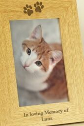 Personalised Memento Company Personalised Oak Finish 6x4 Paw Prints Photo Frame in Light Brown - thumbnail 3