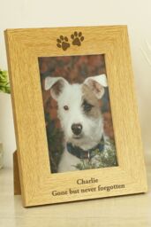 Personalised Memento Company Personalised Oak Finish 6x4 Paw Prints Photo Frame in Light Brown - thumbnail 4