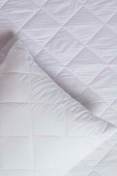 Homescapes Quilted Mattress Protector in White - Size: Super King - thumbnail 4
