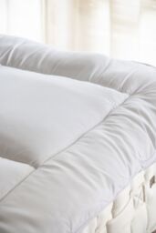 Soak&Sleep Soft As Down Mattress Topper in White - Size: Super King - thumbnail 4