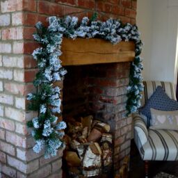 Samuel Alexander Premier 2.7m Snow Flocked Pine Christmas Garland with Glitter Finish in Green - thumbnail 6