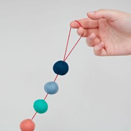 Paper High Felt Penguin Garland - thumbnail 3