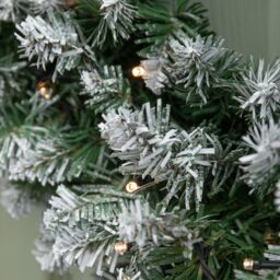 Samuel Alexander 60cm Snow Tipped Christmas Wreath with 50 Warm White LEDs & 160 Bullet Tips in Green - thumbnail 7