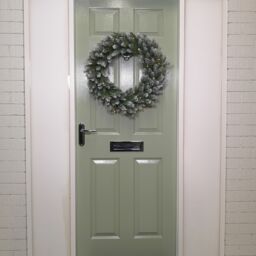 Samuel Alexander 60cm Snow Tipped Christmas Wreath with 50 Warm White LEDs & 160 Bullet Tips in Green - thumbnail 3