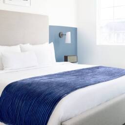 New Edge Blinds Dahlia Fleece Throw in Mid Navy - Size: 140 cm x 180 cm - thumbnail 2