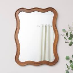Melody Maison Large Natural Wood Wavy Edge Wall Mounted Mirror - 60cm X 80cm in Brown - Size: 60 cm X 80 cm