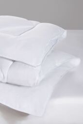 BHS 10.5 Tog Dreamy Nights Duvet in White - Size: Single - thumbnail 2