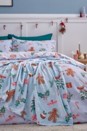 Catherine Lansfield 'Christmas Gingerbread' Cosy Fleece Blanket Throw in Blue - Size: 130 cm x 170 cm - thumbnail 4