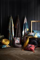 Laurence Llewelyn-Bowen 'Bouquet List' Velvet Throw in Navy - Size: 130 cm x 180 cm - thumbnail 6