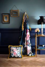 Laurence Llewelyn-Bowen 'Bouquet List' Velvet Throw in Navy - Size: 130 cm x 180 cm - thumbnail 5