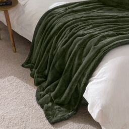 Paoletti Empress Faux Fur Throw in Green - Size: 130 cm x 180 cm - thumbnail 1