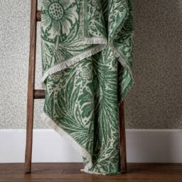 Morris & Co Marigold Jacquard Throw in Green - Size: 130 cm x 170 cm - thumbnail 7