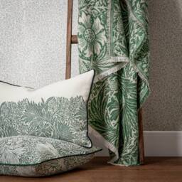 Morris & Co Marigold Jacquard Throw in Green - Size: 130 cm x 170 cm - thumbnail 5