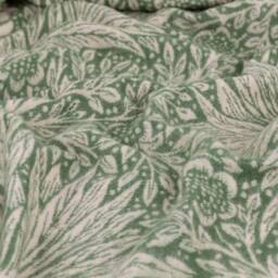 Morris & Co Marigold Jacquard Throw in Green - Size: 130 cm x 170 cm - thumbnail 6