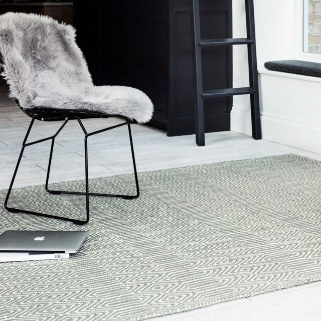 The Rug Shop UK Handmade Modern Wool Easy To Clean Stain-Resistant Rug in Silver - Size: 200 cm x 300 cm - image 1