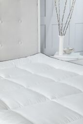 Snug City 5cm Thick Microfibre Soft Touch 2 Inch Mattress Topper in White - Size: Super King - thumbnail 1