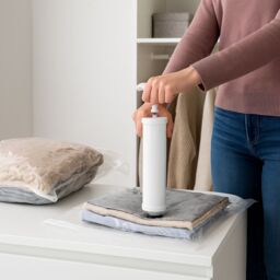 Harbour Housewares Vacuum Storage Bags with Hand Pump - Medium (50 x 70cm) - White - Pack of 10 - thumbnail 3
