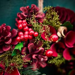 Dibor 30cm Cluster Berries Christmas Wreath with Stag Wreath Hanger in Red - thumbnail 4
