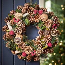 Dibor 38cm Citrus Spice Front Door Christmas Wreath with Stag Wreath Hanger in Red - thumbnail 2