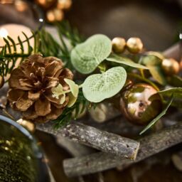 Dibor Eucalyptus & Cinnamon Round Centrepiece Christmas Decoration Tealight Holder Candle Holders 30cm in Green - thumbnail 3