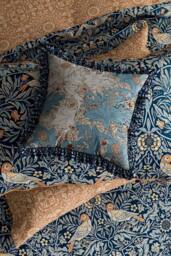 Morris & Co 'Bird' Cotton Duvet Cover Set in Blue - Size: Super King - thumbnail 5