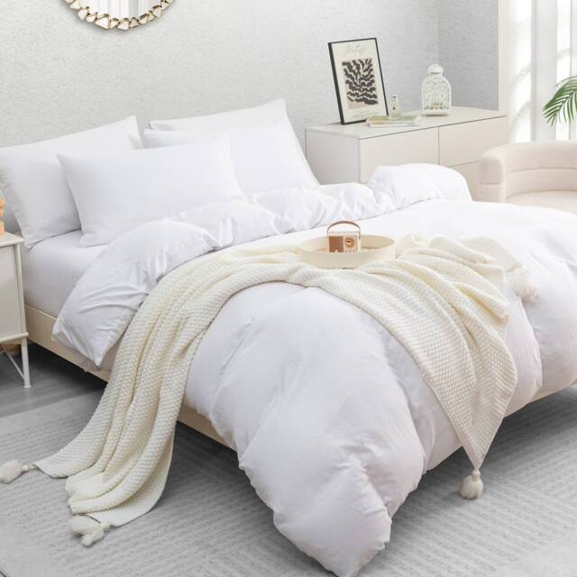 Grace Premium Microfiber Reversible Duvet Cover Set Ultrasoft Bedding in White - Size: Double - image 1