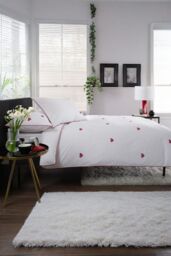 The Lyndon Company Filigree Hearts White & Red 100% Cotton Duvet Cover Set - Elegant Embroidered Bedding - Size: Super King - thumbnail 3