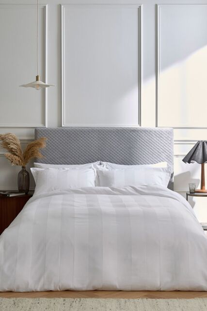 1951 'Serra' Luxury Satin Stripe 250 Thread Count Sateen Duvet Cover Set in White - Size: King - image 1