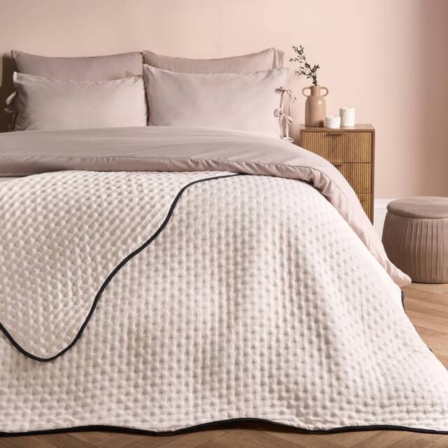 OHS Scallop Edge Quilted Throw Lightweight Blanket Bedspread in Cream - Size: 150 cm × 200 cm - image 1