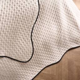 OHS Scallop Edge Quilted Throw Lightweight Blanket Bedspread in Cream - Size: 150 cm × 200 cm - thumbnail 2