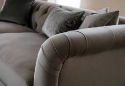The Great Sofa Company Kensington 3-Seater Velvet Chesterfield Sofa in Grey - Size: 3 Seater - thumbnail 6