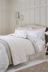 Sanderson 'Pyramus' Cotton Duvet Cover Set in Natural - Size: Super King