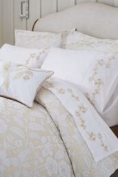 Sanderson 'Pyramus' Cotton Duvet Cover Set in Natural - Size: Super King - thumbnail 2