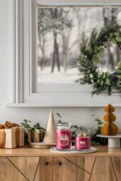 Yankee Candle Women's Signature Medium Jar Santa On Skis - thumbnail 2
