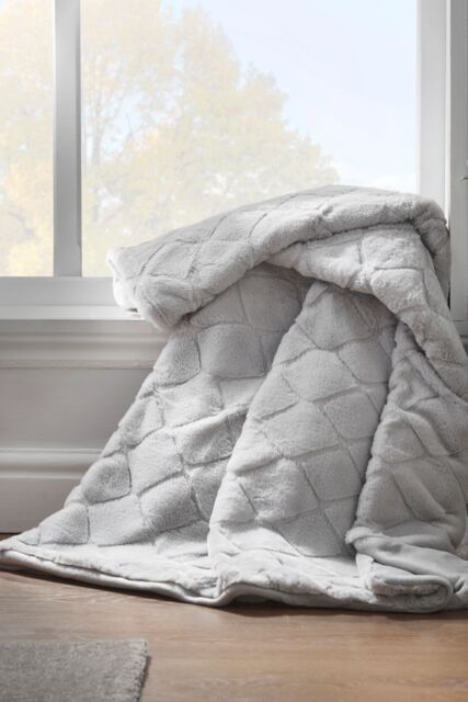 Catherine Lansfield 'Cosy Diamond' Blanket Throw in Silver - Size: 130 cm x 170 cm - image 1