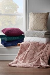 Catherine Lansfield 'Cosy Diamond' Blanket Throw in Silver - Size: 130 cm x 170 cm - thumbnail 3