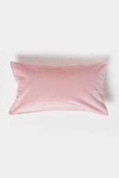Homescapes Luxury Soft Velvet Cushion in Pink - Size: 45 cm x 45 cm - thumbnail 3