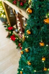 Shatchi 4Ft Prelit Pop up Christmas Tree With Warm White LED Lights & Gold Bauble in Green - thumbnail 6