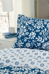 Deyongs Ornamental Tile Floral Duvet Set with Printed Fabric Bag in Blue - Size: King - thumbnail 4