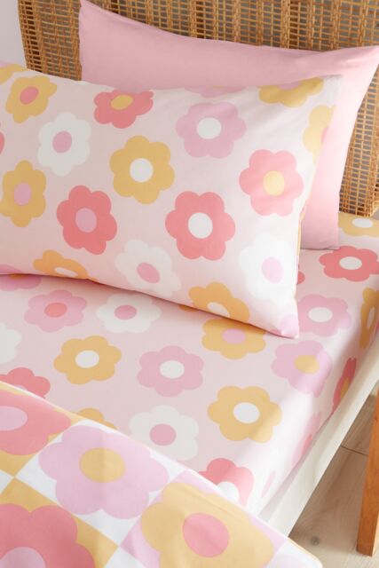 Catherine Lansfield 'Retro Daisy' Fitted Sheet in Pink - Size: Double - image 1