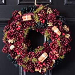 Dibor 36cm Cinnamon Pine Christmas Wreath with Deer Wreath Hanger in Red - thumbnail 2
