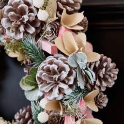 Dibor 33cm Pastel Pink Driftwood Christmas Wreath with Tree Wreath Hanger - thumbnail 3