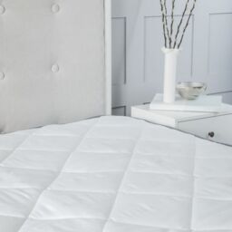 Snug City 2.5CM Microfibre Soft Touch 1 Inch Mattress Topper in White - Size: Single - thumbnail 1