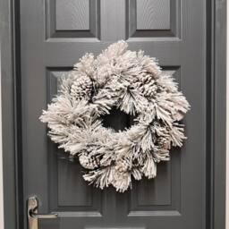 Samuel Alexander 50cm Premier Christmas Snow Flocked Door Wreath in White - thumbnail 1