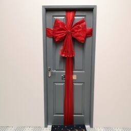 Samuel Alexander Premier 48x60cm Red Christmas Door Bow with Door Ribbon Wrap - Size: 48x60 cm - thumbnail 1