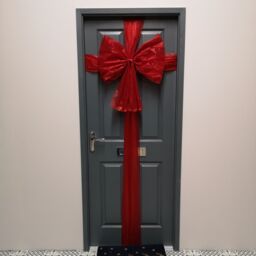 Samuel Alexander Premier 48x60cm Red Christmas Door Bow with Door Ribbon Wrap - Size: 48x60 cm - thumbnail 4