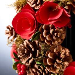 Dibor 35cm Red Berries & Roses Christmas Wreath with Star Wreath Hanger - thumbnail 4